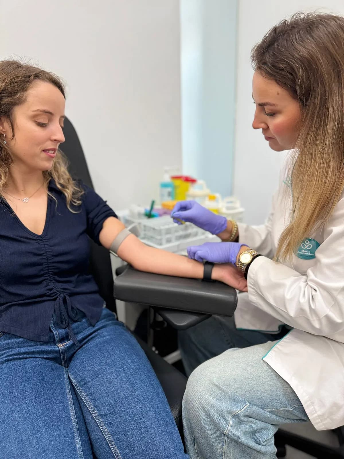Enfermeira da Clínica Almada Care a fazer uma colheita de sangue a uma utente.
