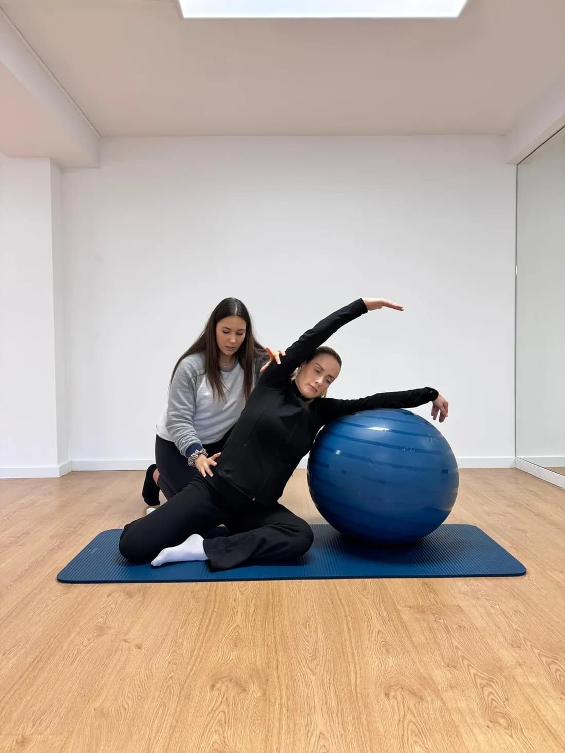 Sessão de pilates clínico na Clínica Almada Care, com bola de exercício.